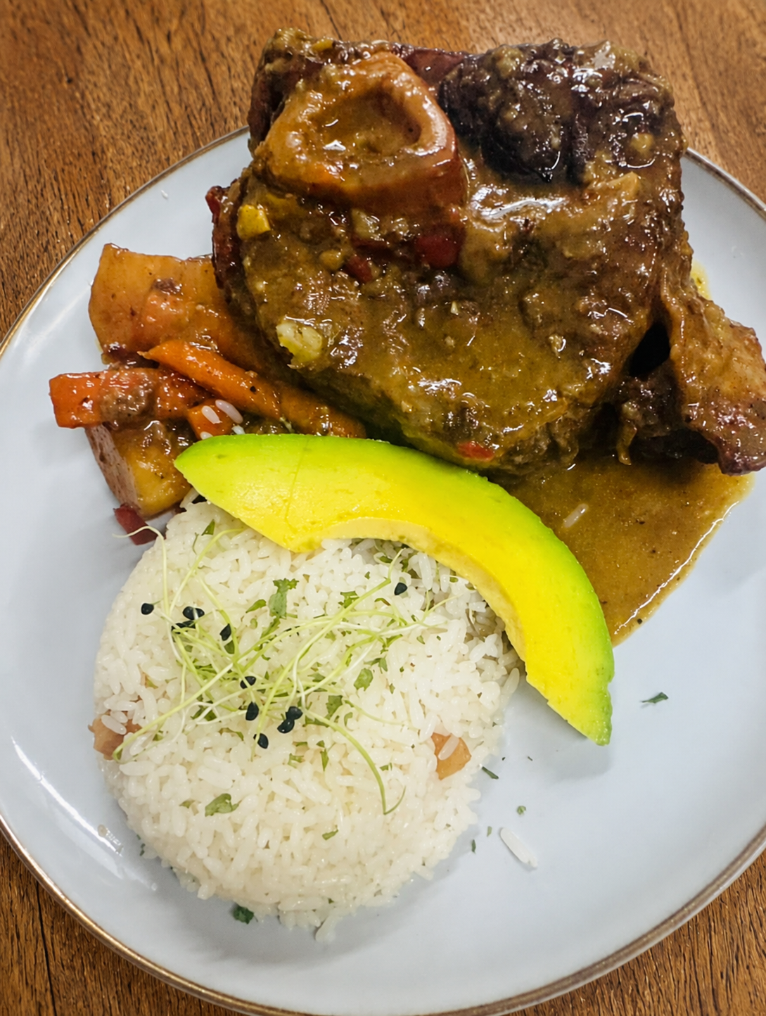Ossobuco de ternera con arroz blanco